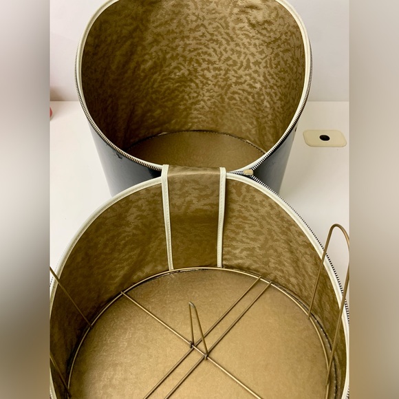 1950s Vintage Blondy Glossy Patent Black Zippered Handled Hat Box - Picture 13 of 16